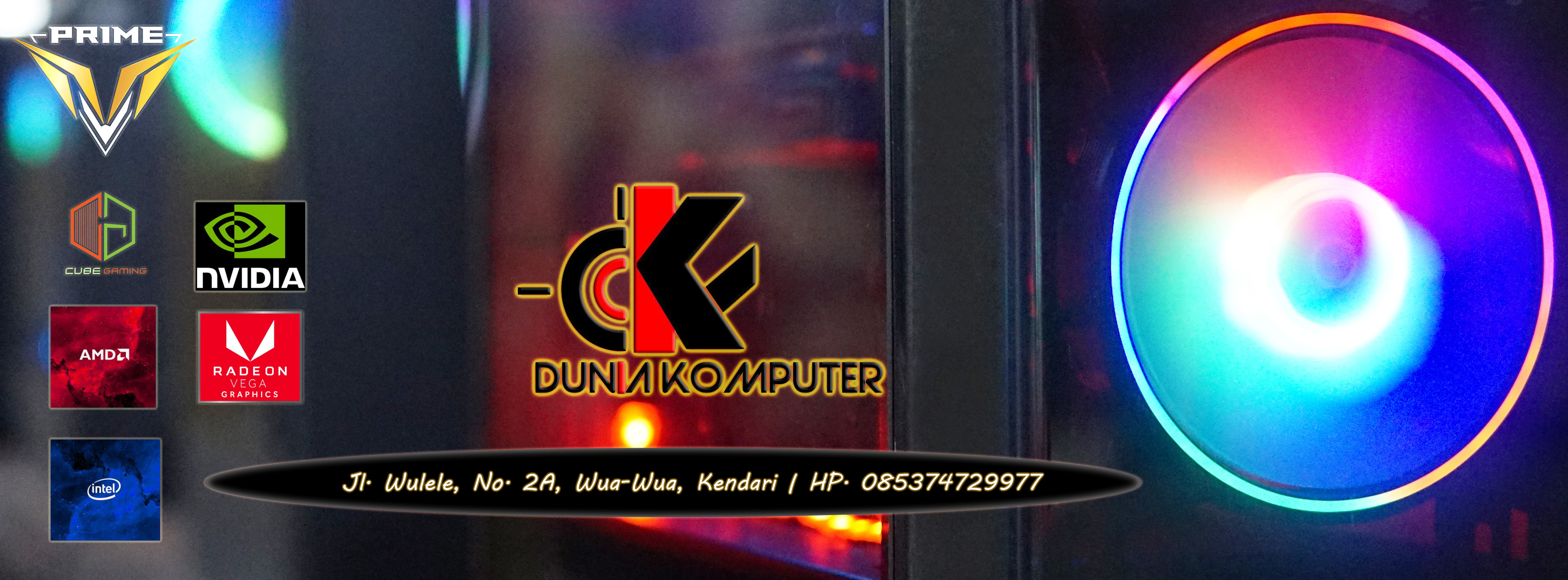 Teknisi Dunia Komputer sedang bekerja